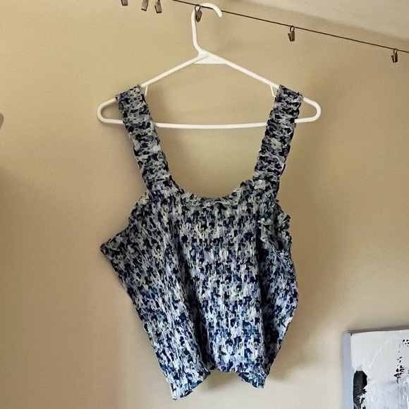 VERONICA BEARD
Averie Printed Smocked Cropped Tank Top - Picture 5 of 9